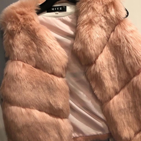 Pink faux fur vest - Picture 2 of 6